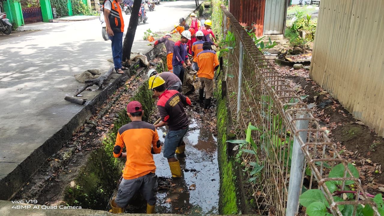 Gambar FOTO: Aksi Satgas Panakkukang Lakukan Pembersihan Drainase